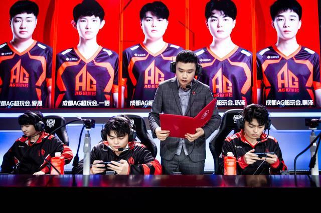 也突显了他
